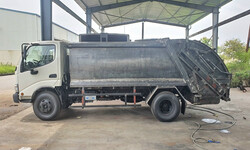 xe thu gom rác chạy dưới hầm nhà chung cư