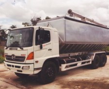 Xe chở thức ăn chăn nuôi 25 khối Hino FM