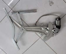 he-thong-len-xuong-kinh-xe-tai-hino