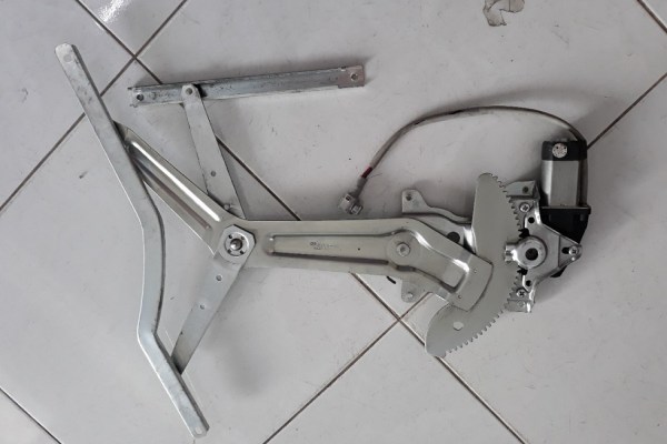 he-thong-len-xuong-kinh-xe-tai-hino